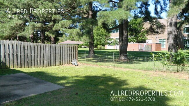 Building Photo - 822 N Daisy Ln