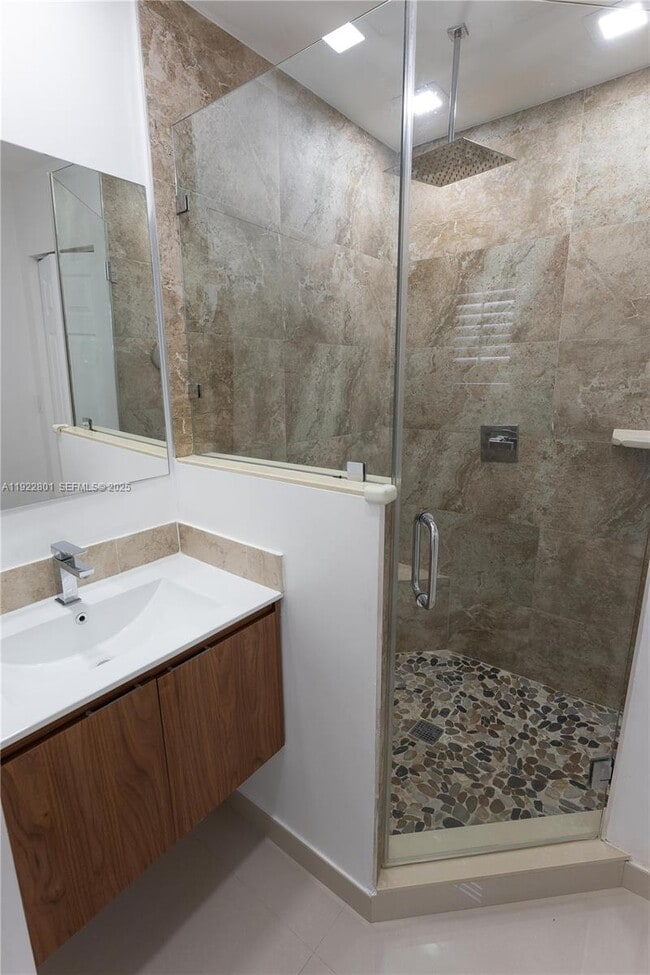 Building Photo - 230 E 56th St