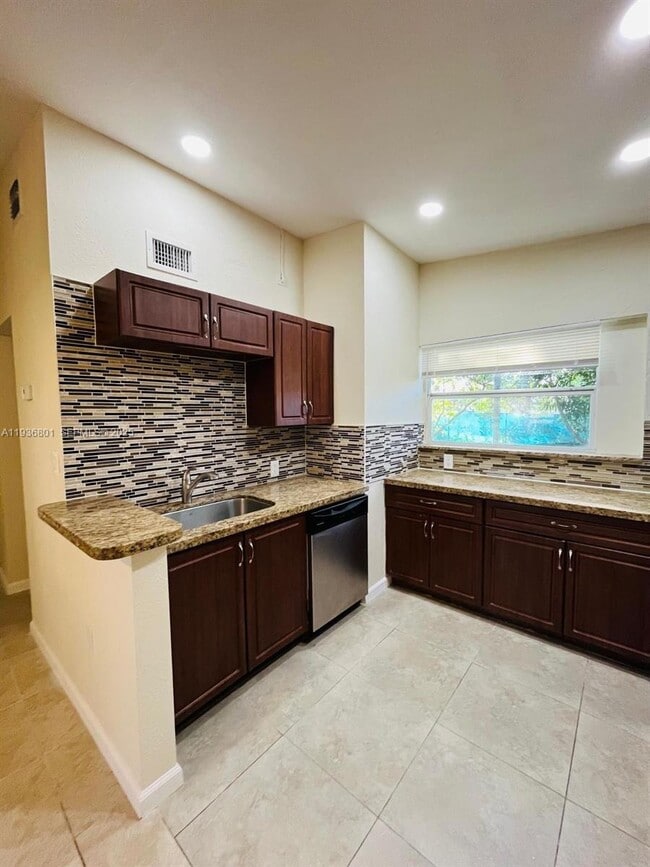 Building Photo - 501 Carolina Ave