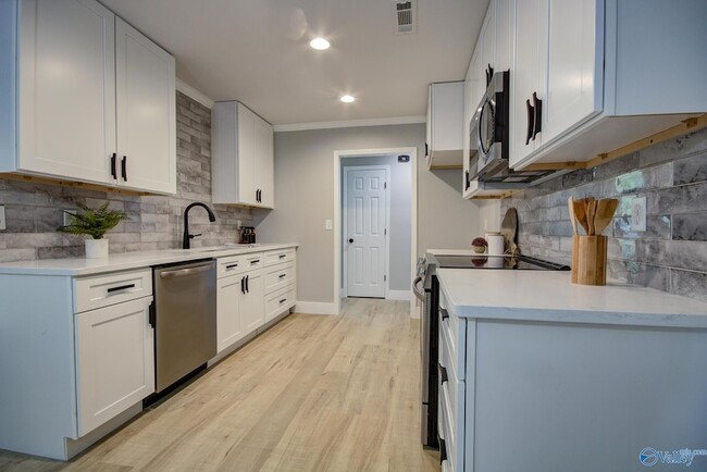 Building Photo - 205 Jarrett Ln