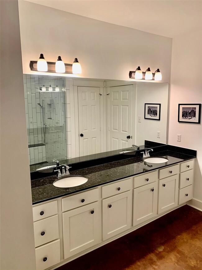 Building Photo - 919 W 15th St