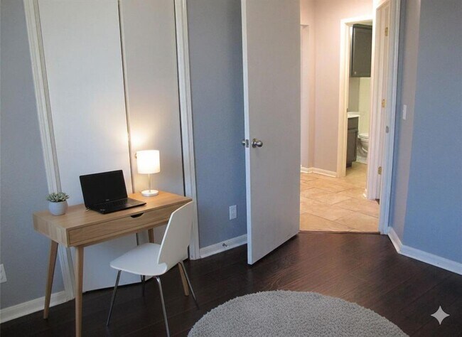 Building Photo - 915 Lantana Dr