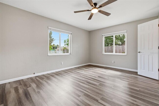 Building Photo - 2465 Brentwood Dr