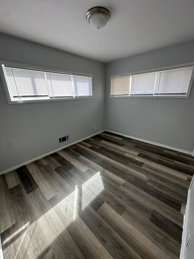 Building Photo - 4 bedrooms 1 bathroom