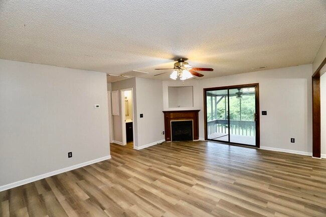 Building Photo - 806 Club Ln