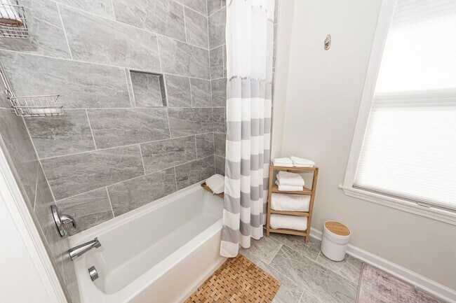 Building Photo - 3 BD 2.5 Bath Charming Home