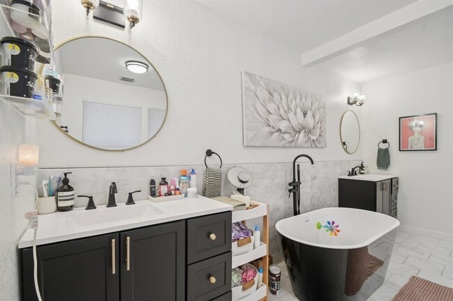 Building Photo - 730 Vanguard St