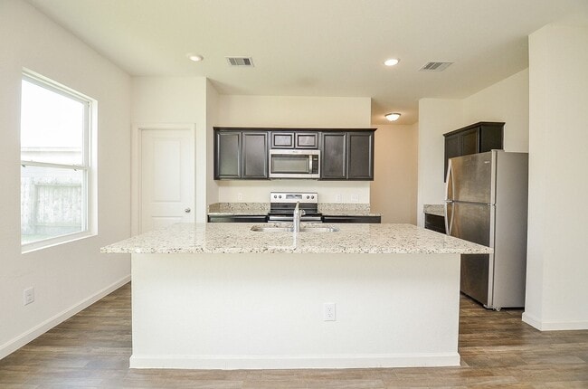 Building Photo - 1013 Banyon Tree Ln