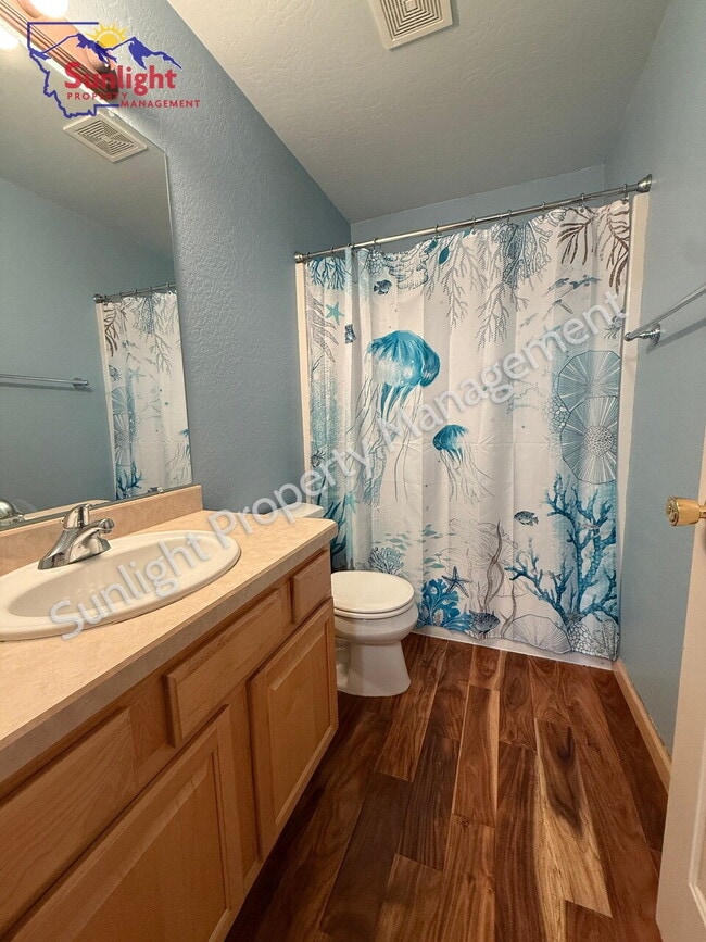 Building Photo - Spacious 5 Bed, 3 Bath Home with Triple Ga...