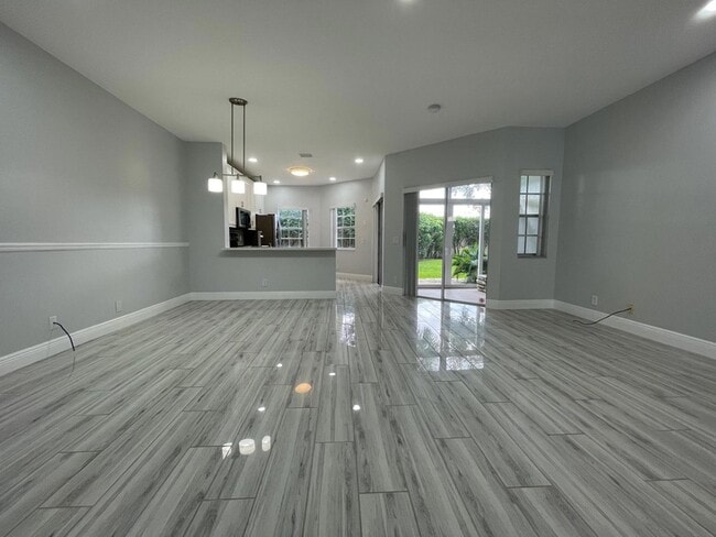 Building Photo - 6526 Via Regina