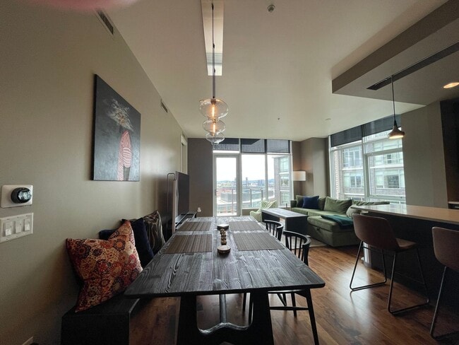Building Photo - Incredible 1Bd/1Ba Fully Furnished Condo in the Pearl!!!! Corner Unit with Spectacular Views & Ga...