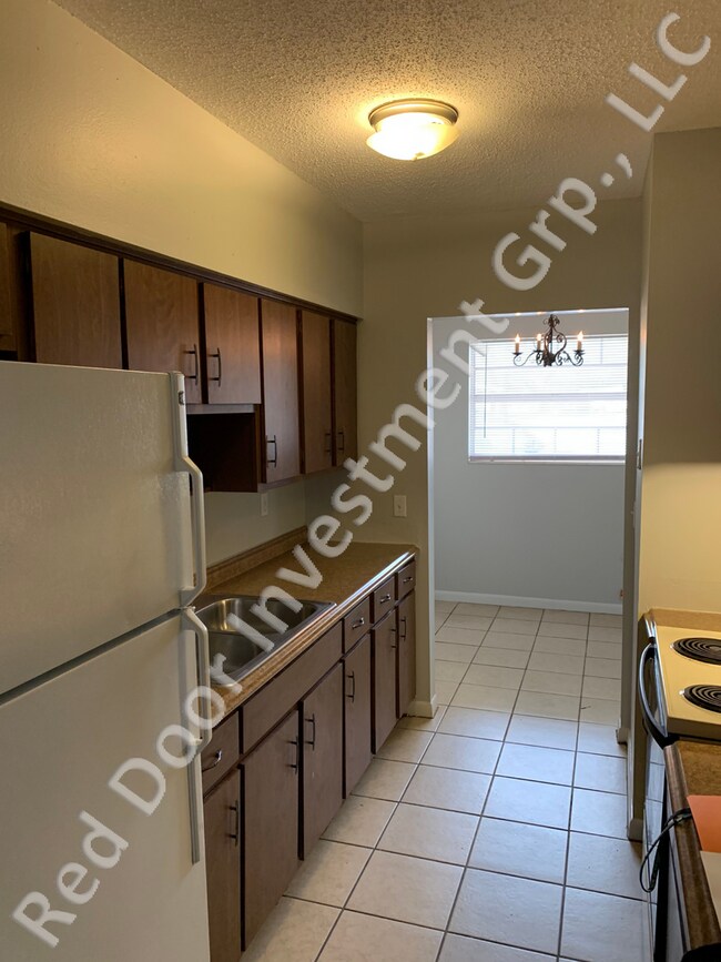 Building Photo - Spacious 1/1 1st Floor Condo - minutes fro...