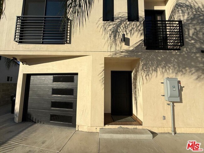 Building Photo - 9904 Laurel Canyon Blvd