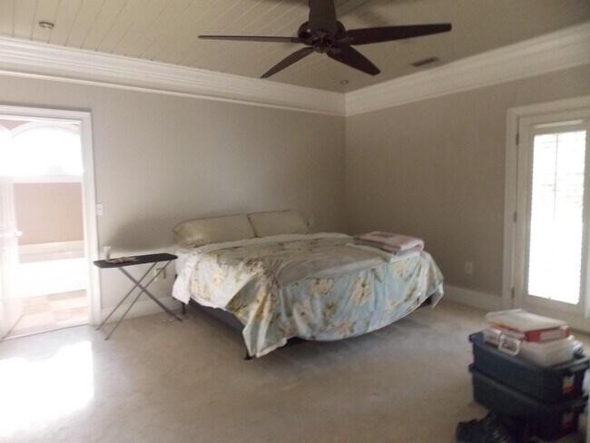 Building Photo - 568 Hammock Ave