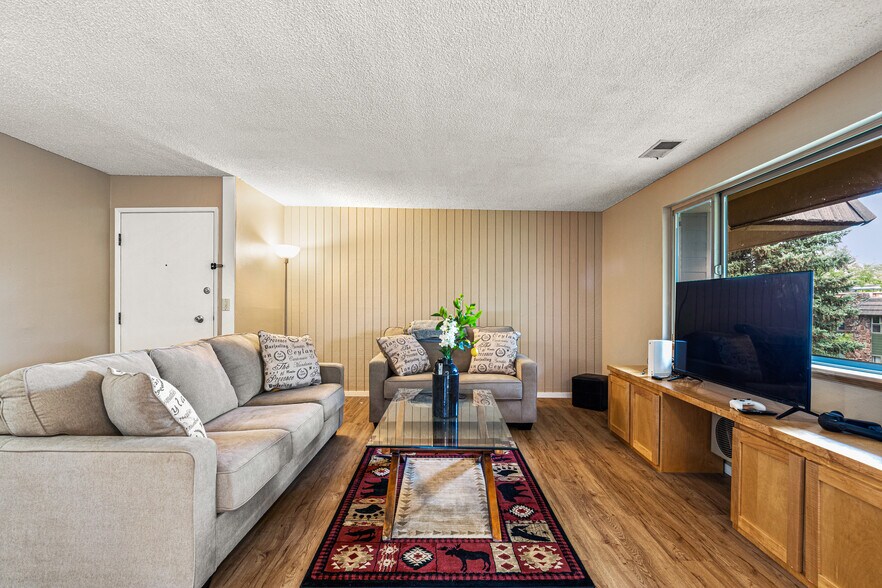 Living room - 3365 Chisholm Trl