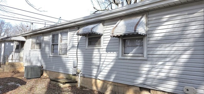 Building Photo - 2 bedroom Home near Mercy Hospital!!  $1095!