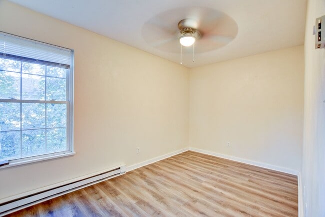 Building Photo - 3 Bedroom 1 Bathroom