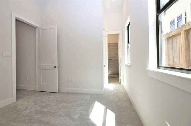 Building Photo - 816 W 22nd St