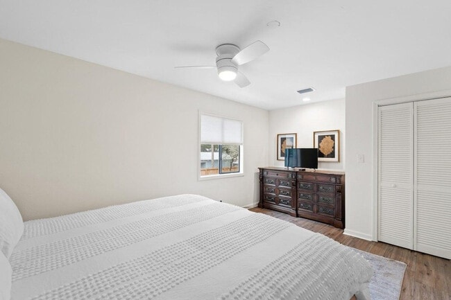 Building Photo - 22103 Lakeview Dr