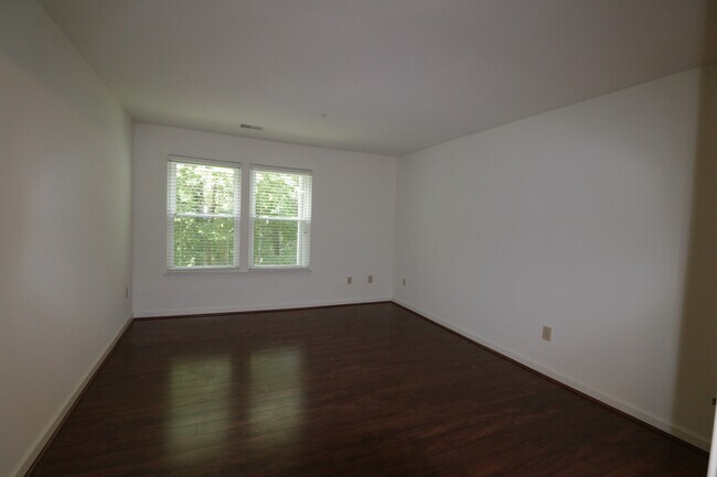 Building Photo - Sunny & Private 2bd/2ba w/Balcony, w/d in-...