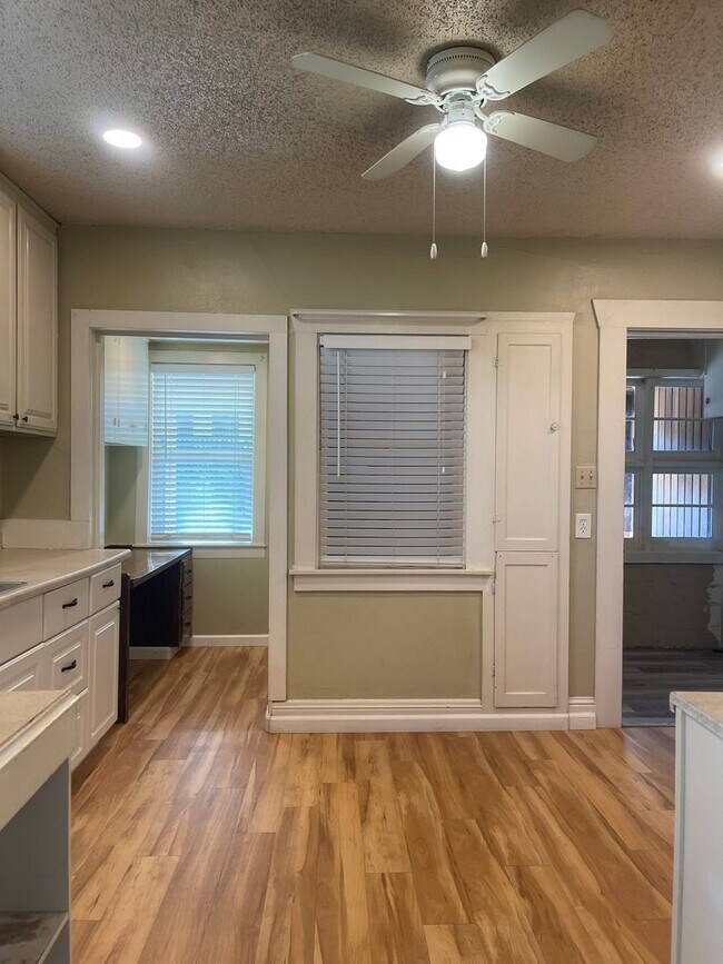 Building Photo - CHARMING 2 BED 1 BATH VICTORIAN HOME