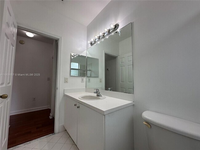 Building Photo - 3370 NE 14th Dr