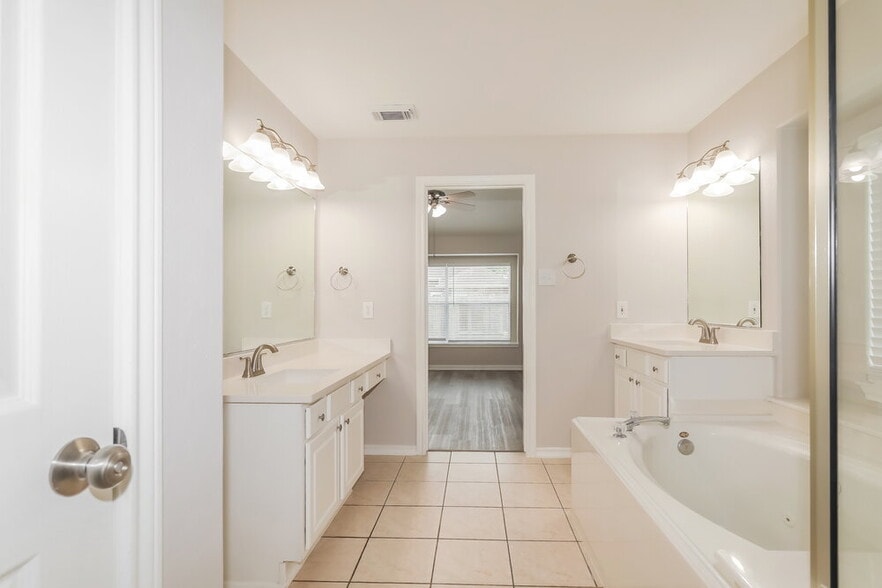 Building Photo - 2439 Ligustrum Flower Dr