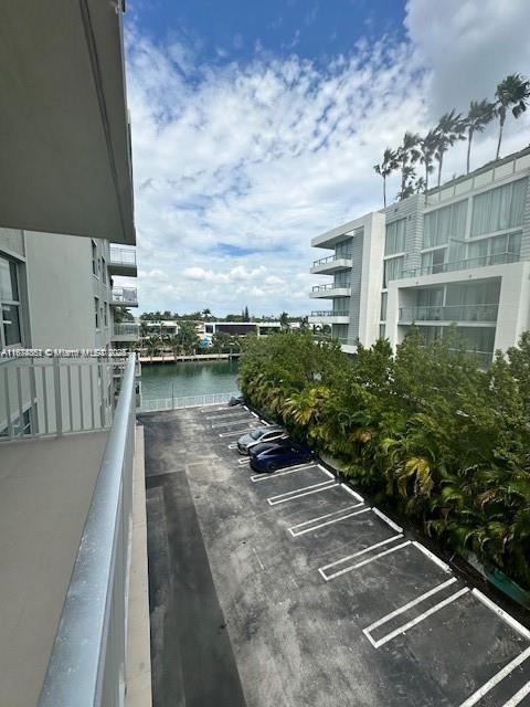 Building Photo - 9500 W Bay Harbor Dr