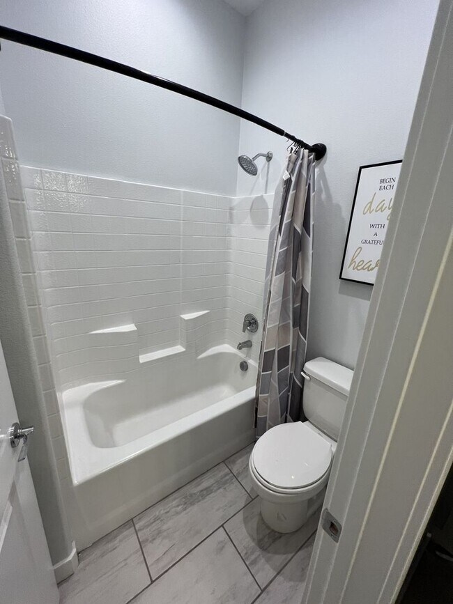 Building Photo - 3/BD 2.5/BA Sleek Townhome with High Ceilings, Balcony, and Prime Community Amenities!