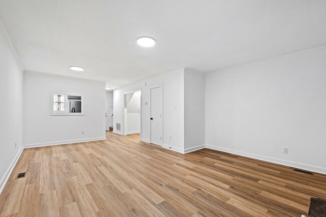 Building Photo - Modern and Updated Middle-Unit Apartment i...