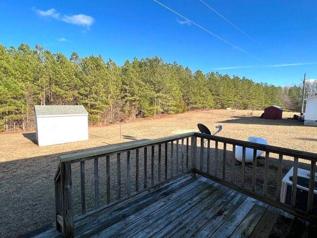 Building Photo - Country Living and Convenience at It's BEST