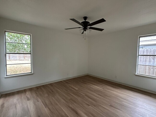 Building Photo - 129 Janin Cir N