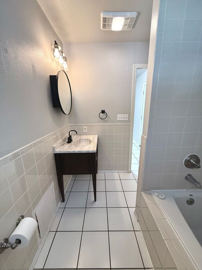 Building Photo - Large 5BD 3.5BA Home w/ Bonus ADU close to...