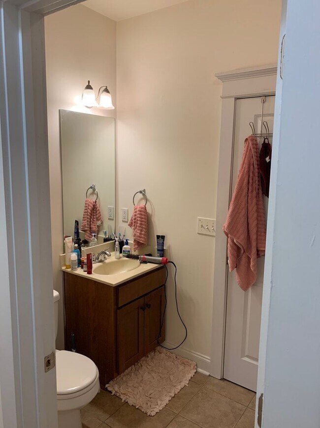 Building Photo - Four Bedroom Near Downtown Available for P...