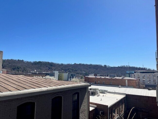 Building Photo - Amazing Studio with Patio and Views