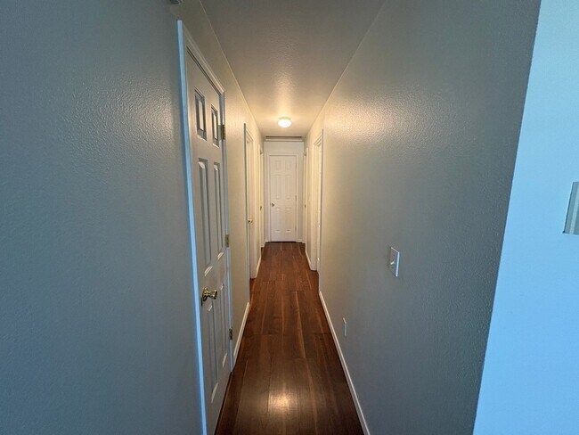 Building Photo - SCHEDULE A TOUR TO VIEW THIS COZY OPEN FLOORPLAN DUPLEX IN REDMOND!!