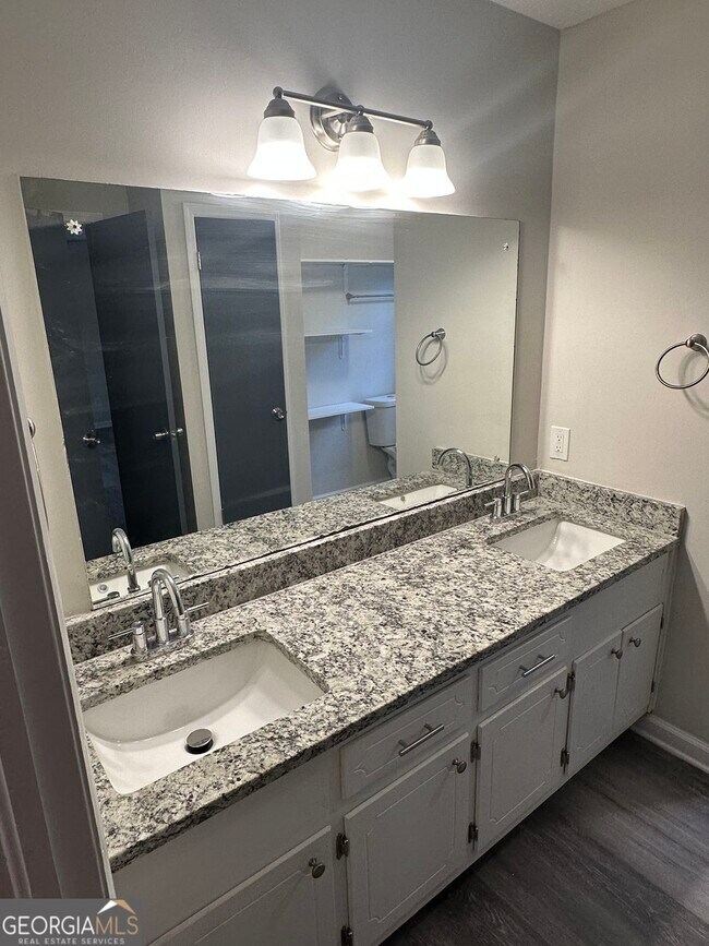 Building Photo - 6322 W Fayetteville Rd