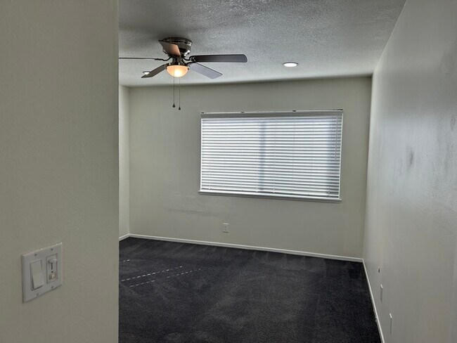 Building Photo - VERY NICE 2BD & 2.5BA CONDO IN PARAMOUNT