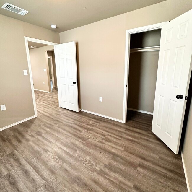 Building Photo - 524 46th St