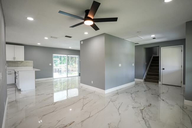 Building Photo - 718 Mendoza Dr