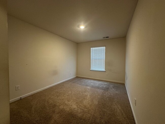 Building Photo - 4 bed/2.5 bath home - E Morristown