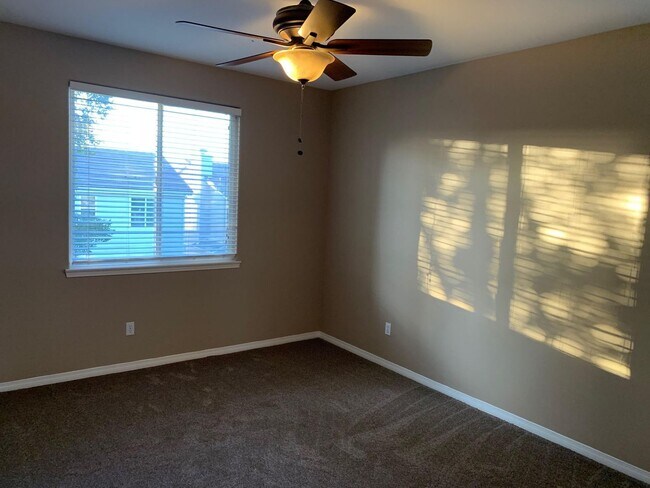 Building Photo - $1,000 Off First month's Rent - Lovely hom...