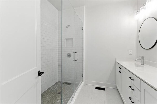 Building Photo - 170 Color Cir