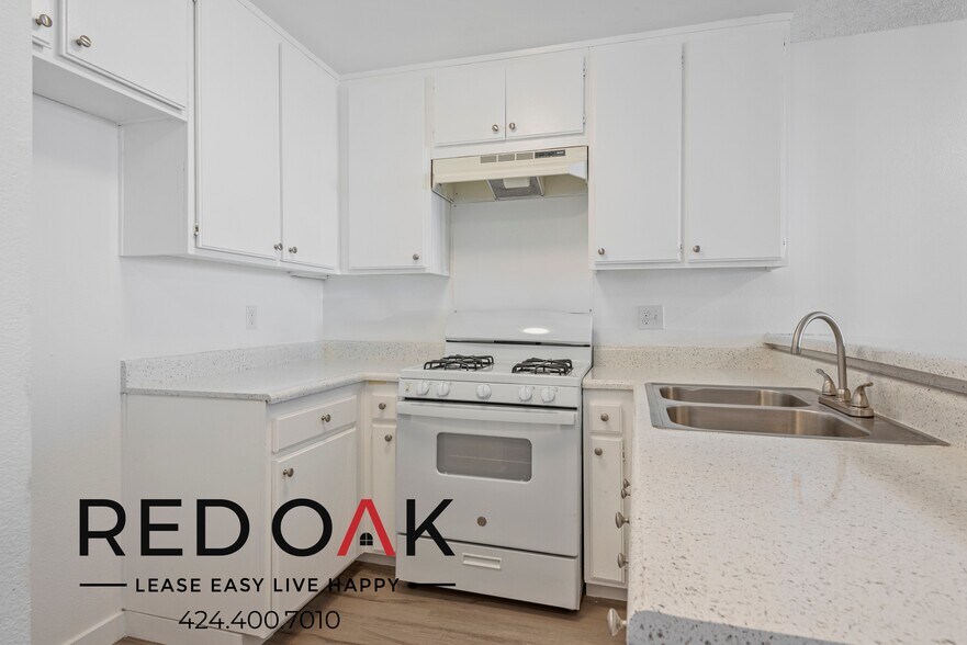 Building Photo - 16200 Vermont Ave