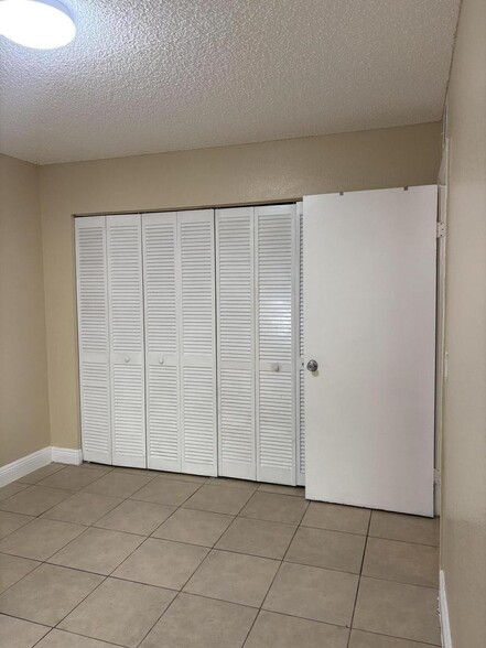 Building Photo - 1545 Lake Crystal Dr