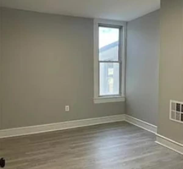 Building Photo - 5 Bedrooms 2 Bathroom Home