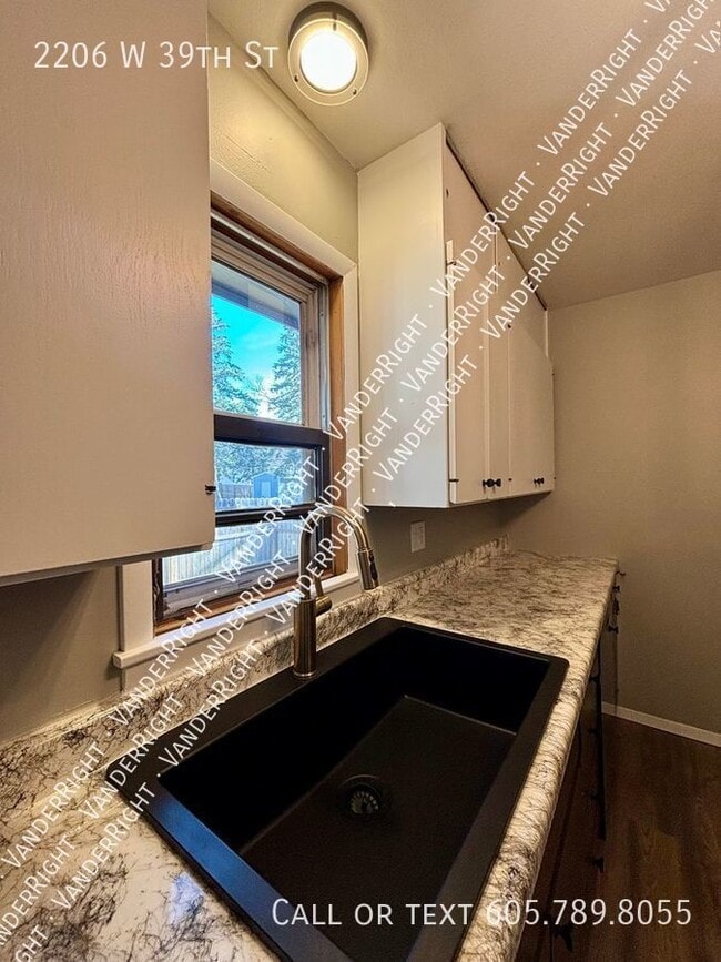 Building Photo - 2206 W 39th St