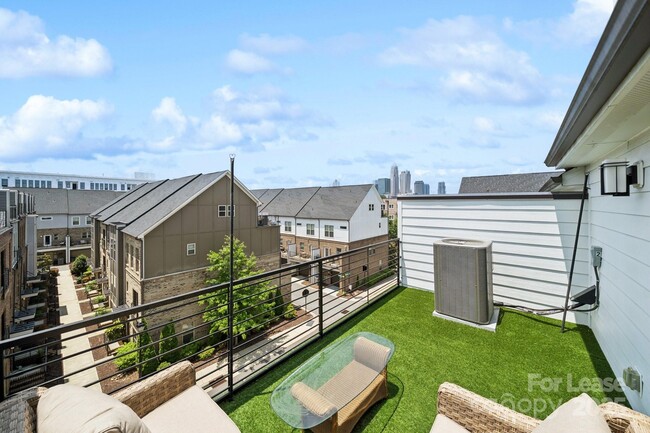 Building Photo - 15012 New Amsterdam Ln