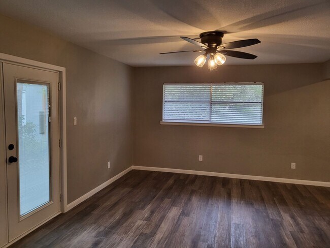 Building Photo - 1213 Carroll Dr
