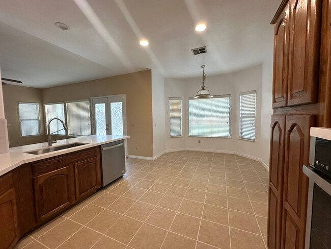 Building Photo - 42263 Valley Vista Dr